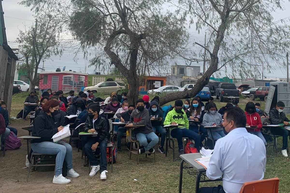 Toman sus clases bajo un árbol alumnos de secundaria en Matamoros