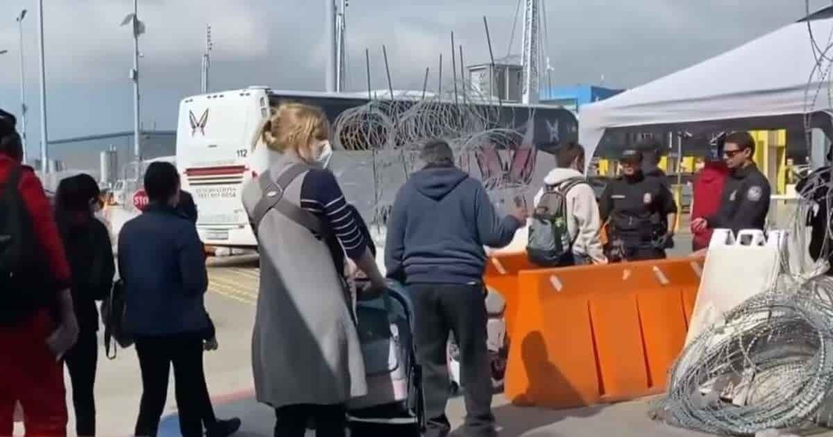Da EU visas humanitarias a ucranianos que llegan por la frontera con México