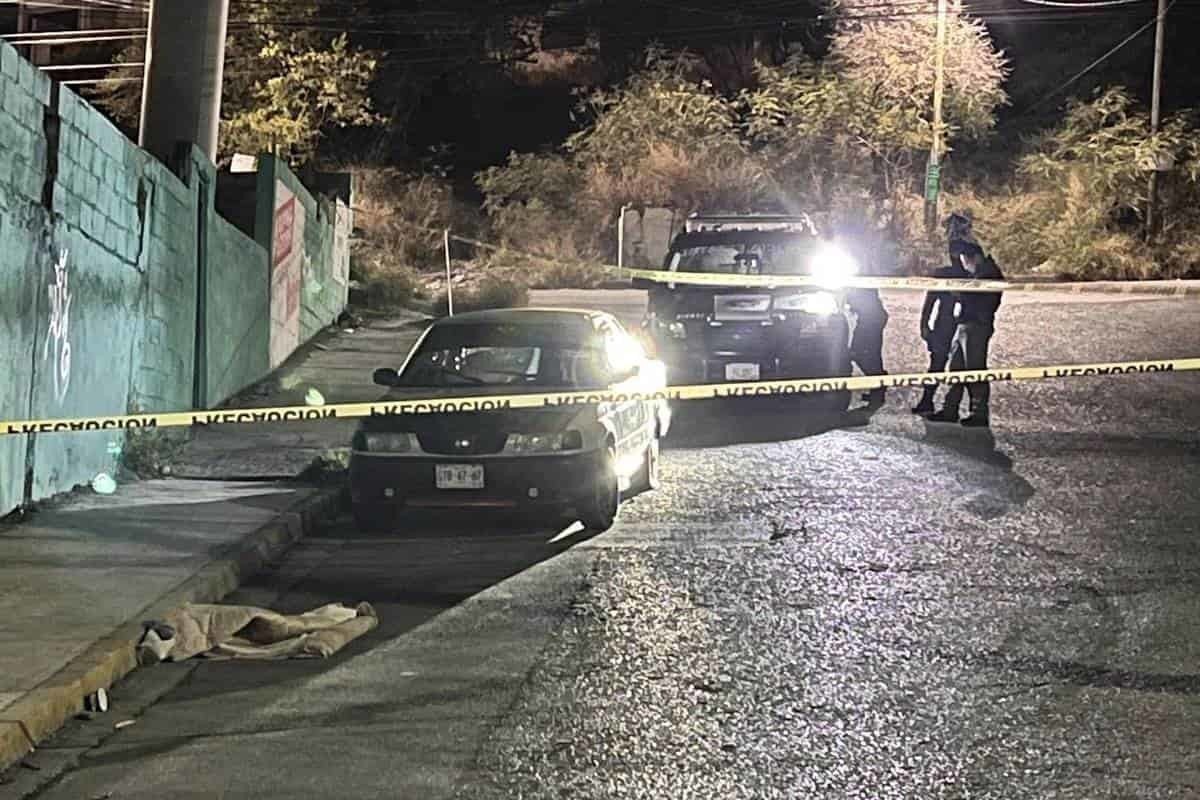 Encuentran a hombre lesionado de bala en auto abandonado; muere en hospital