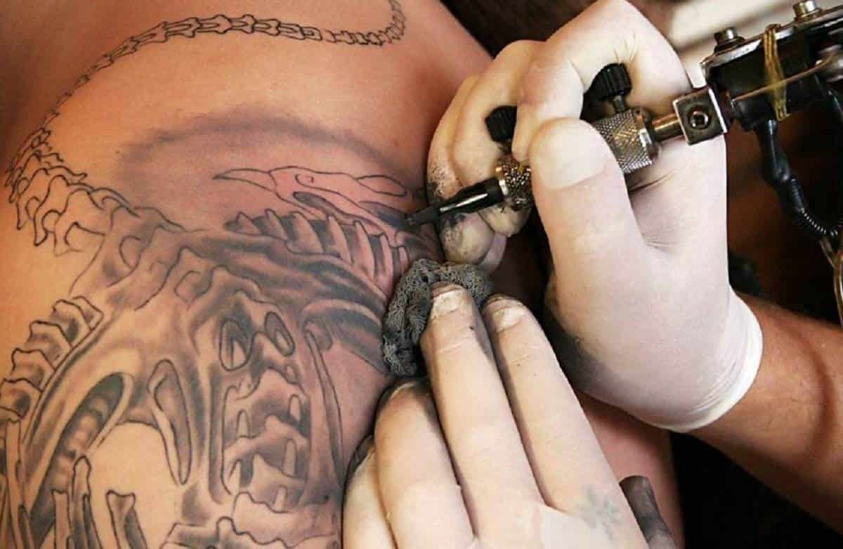 Conoce los riesgos de hacerte un tatuaje