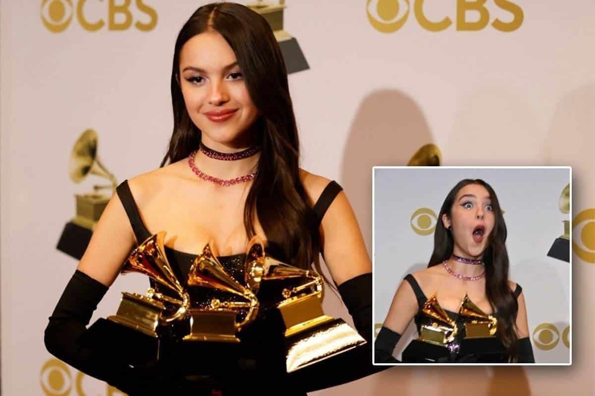 Olivia Rodrigo gana tres Grammy; pero uno cae y se rompe