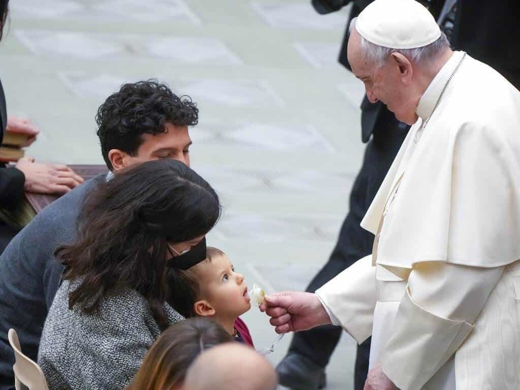 Quiere el papa Francisco que parejas tengan más hijos