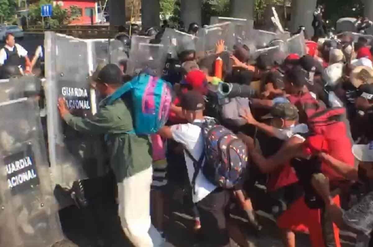 Chocan migrantes y Guardia Nacional en Tapachula, Chiapas