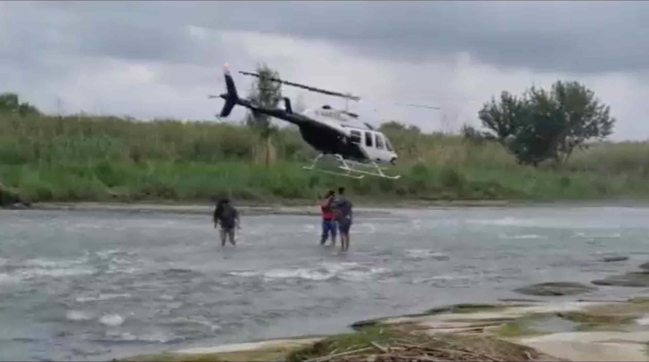 ¡De regreso! Helicóptero de Coahuila regresa a migrantes del Río Bravo