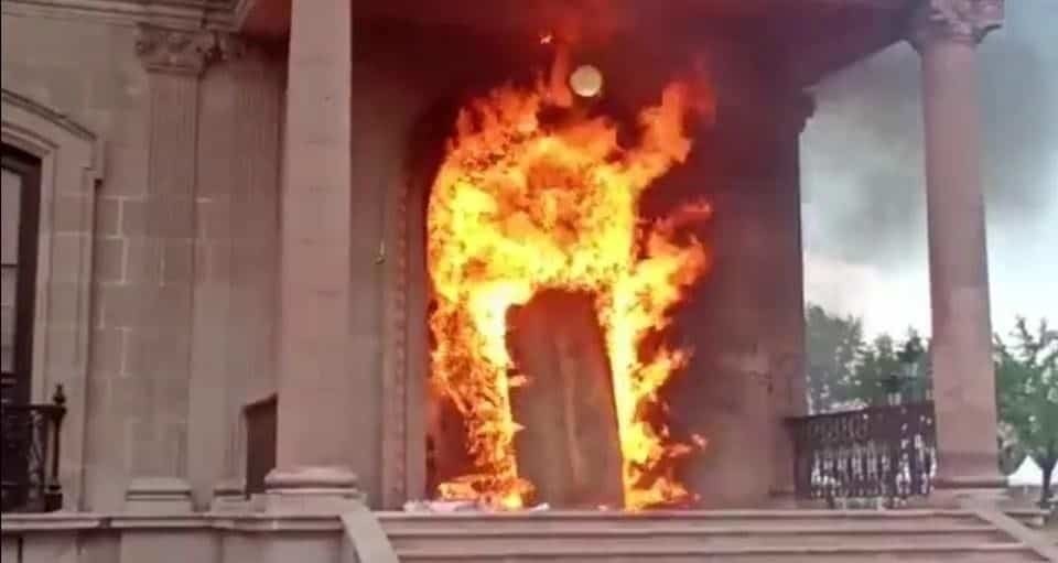 Protestan mujeres en Palacio de Gobierno de Nuevo León; incendian puerta