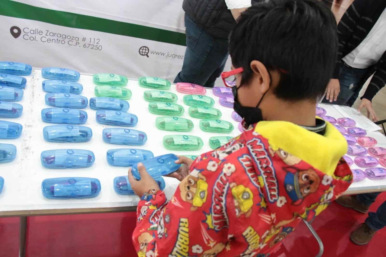 Beneficia Juárez a más de 5 mil niños con entrega de lentes