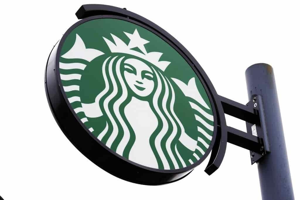 Religiosos piden a Starbucks eliminar cobro por leche de origen vegetal