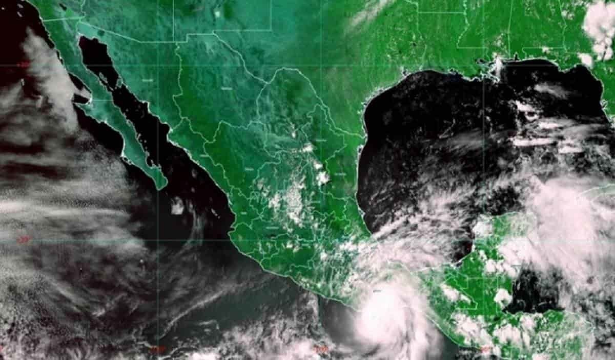 VIDEO: Impacta centro del huracán 'Agatha' categoría 2 a Oaxaca