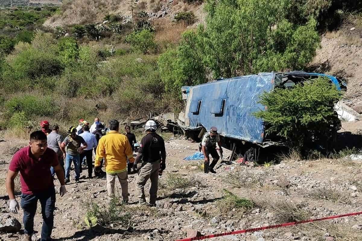 Cae autobús al barranco y deja seis muertos en San Luis Potosí