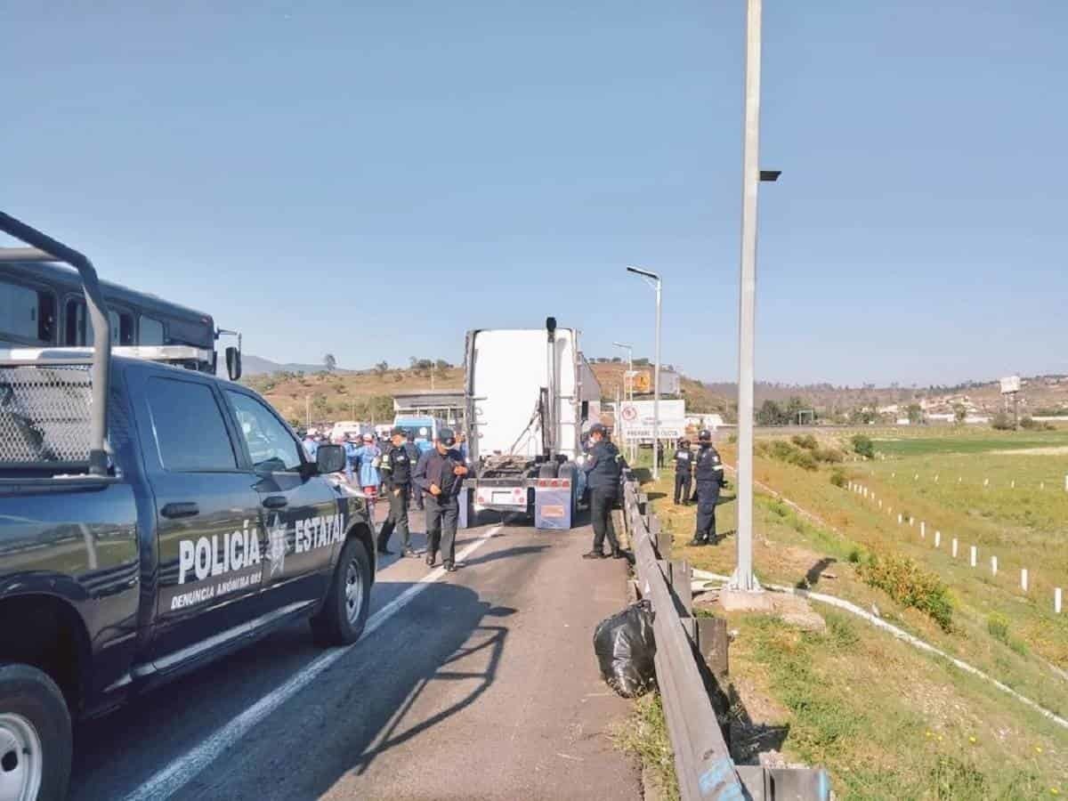 Detienen a trailero tras arrollar a motociclista; llevaba a 150 migrantes