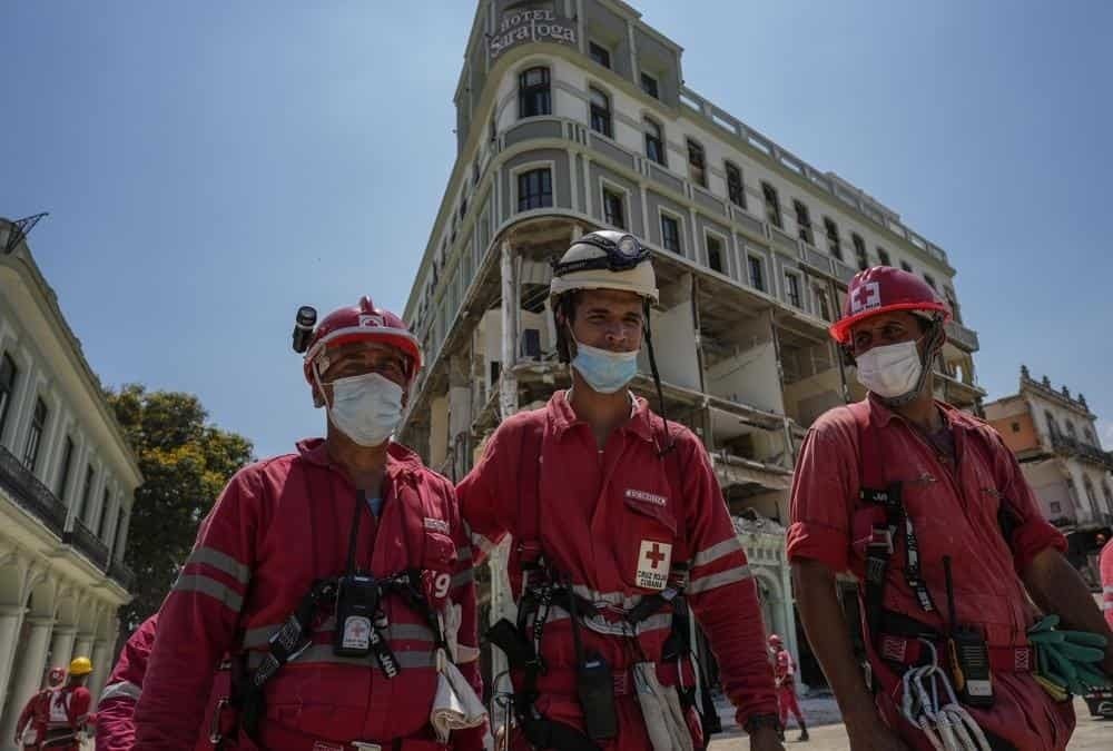 Siguen rescatistas buscando cuerpos en Hotel Saratoga de Cuba