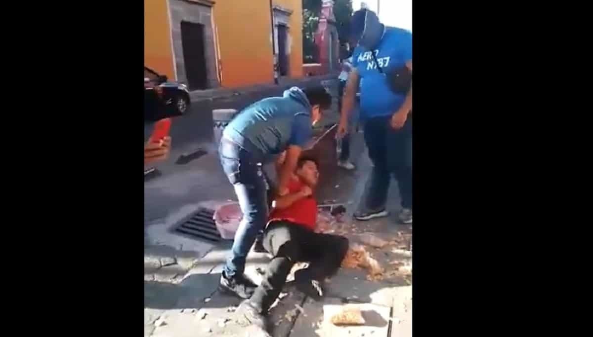 VIDEO: Tumban inspectores a vendedor de chicharrones en Puebla