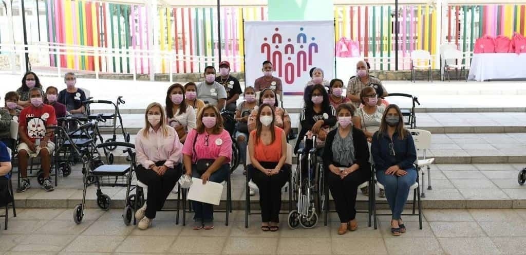 Entrega DIF de Monterrey aparatos a adultos mayores y discapacitados