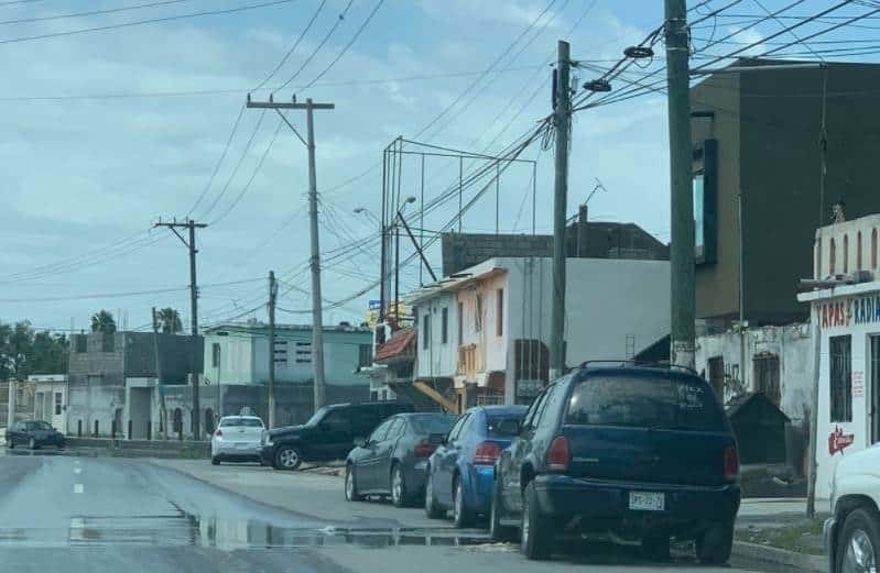 Colapsa alumbrado público por lluvia y fuertes vientos en Matamoros