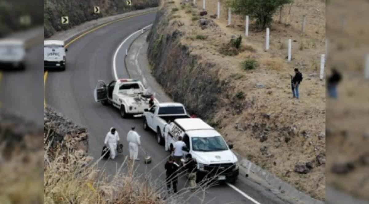 Hallan camioneta con 6 cuerpos en Cuitzeo, Michoacán