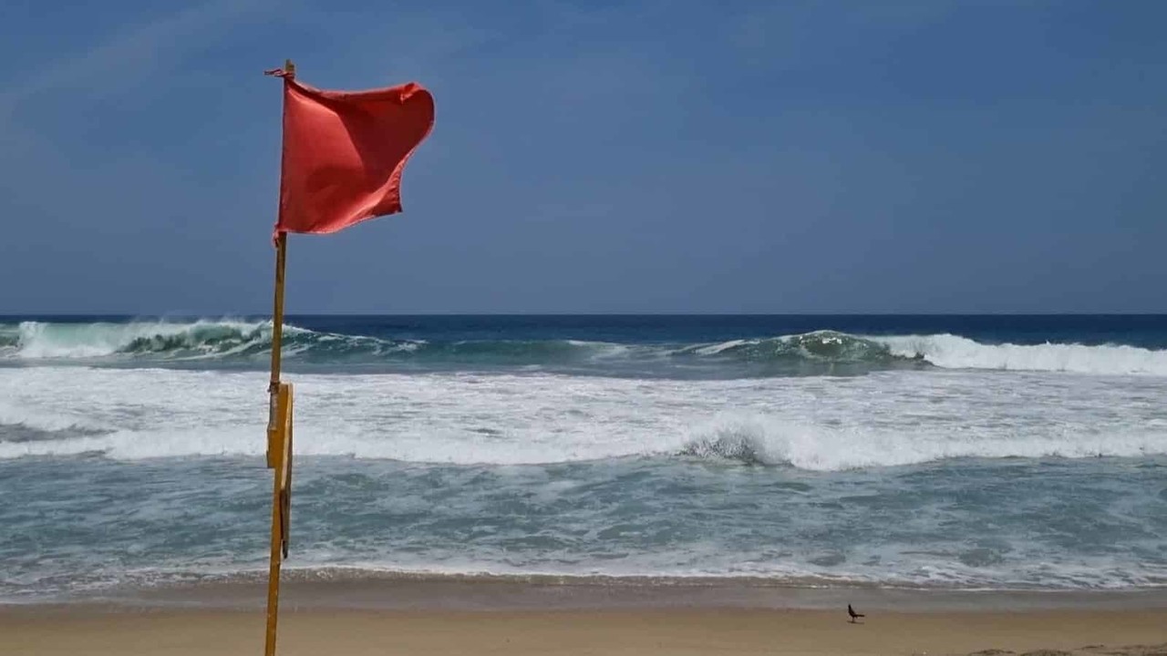 Afecta mar de fondo a costas de Oaxaca; reportan olas de 2.5 metros