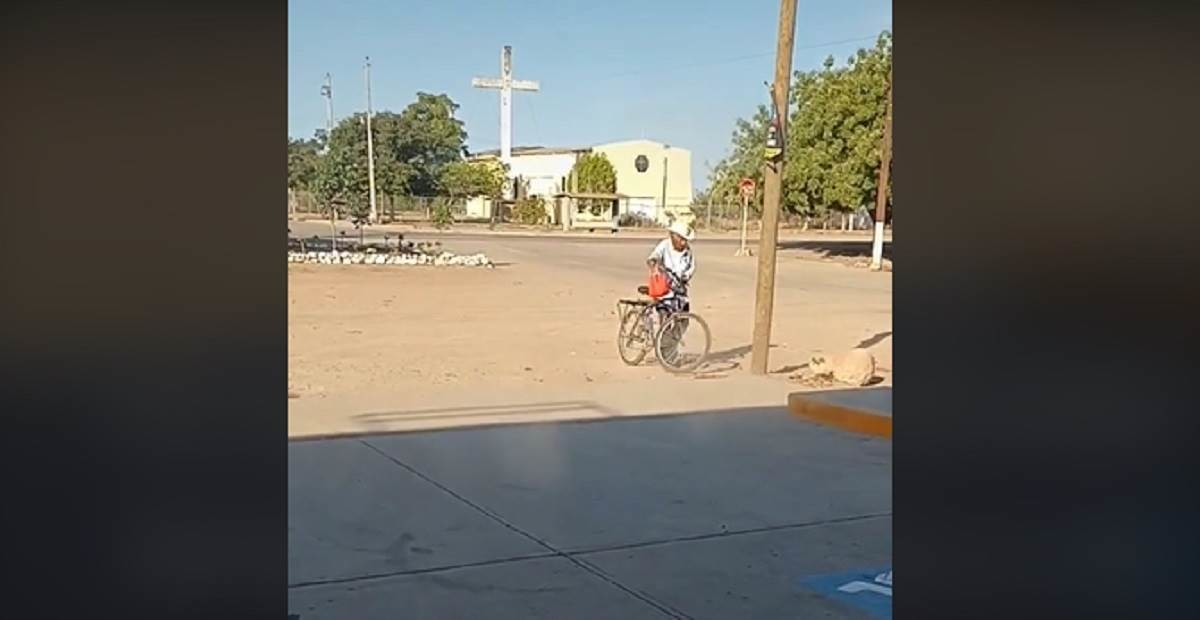 ¡Qué bendición! Abuelito lleva lonche en bicicleta a su nieta que trabaja