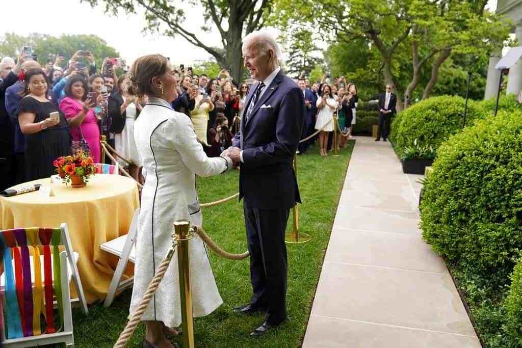 Celebra Beatriz Gutiérrez el 5 de Mayo con Biden