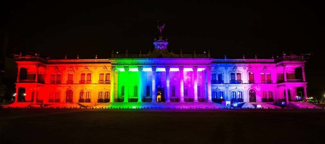 Se pinta de colores el Palacio de Gobierno por lucha contra Homofobia