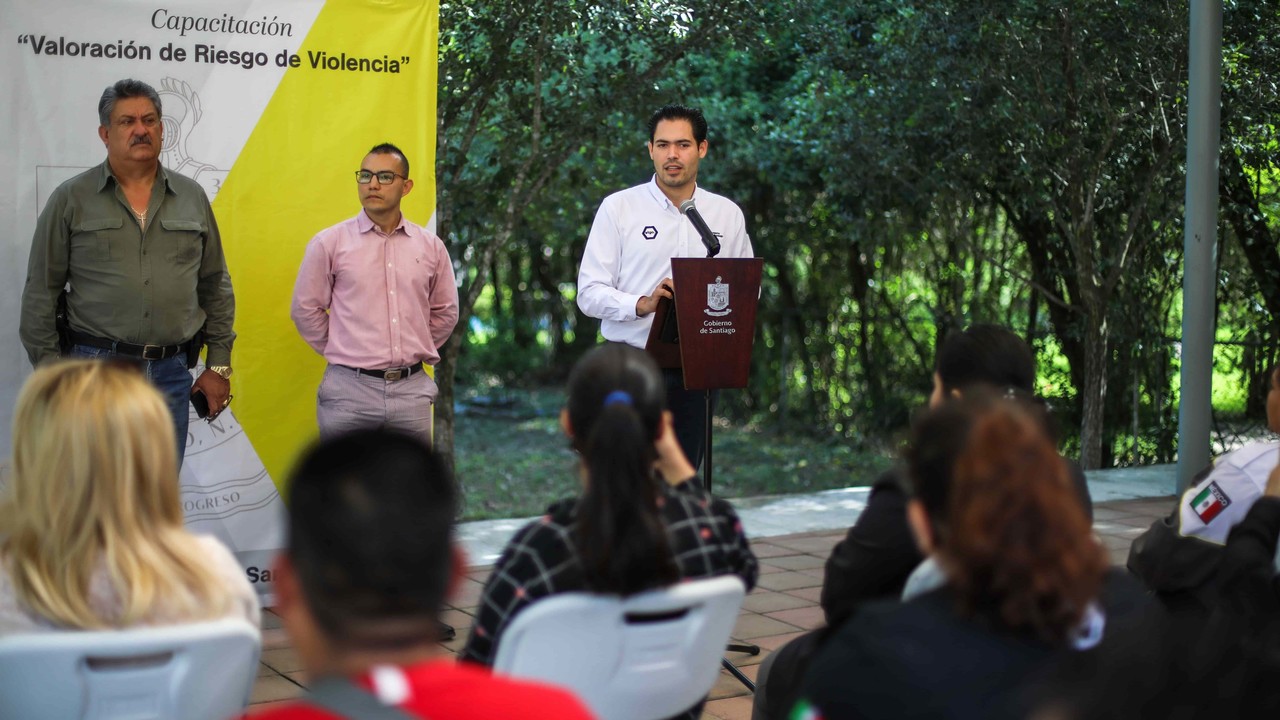 Brinda Santiago capacitación a funcionarios para prevenir violencia