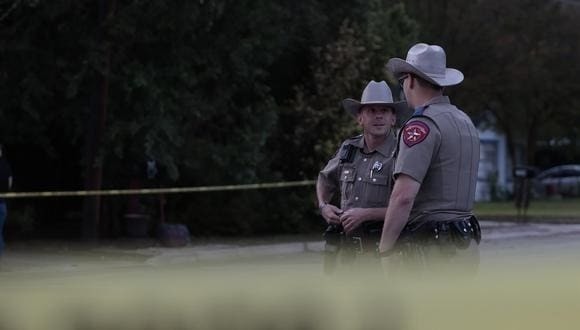 En medio de psicosis que se vive en Texas, detienen a hombre con dos rifles