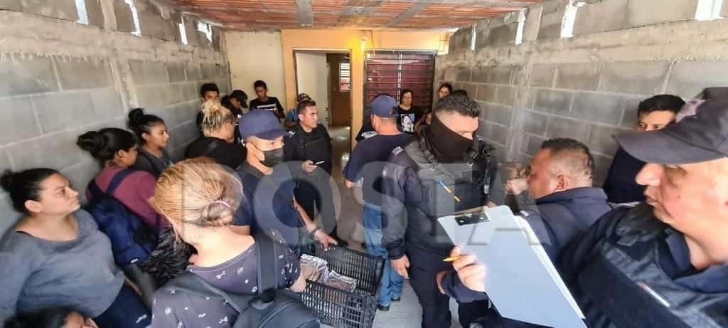 Rescata policía de Juárez a 24 migrantes hacinados en una pequeña casa
