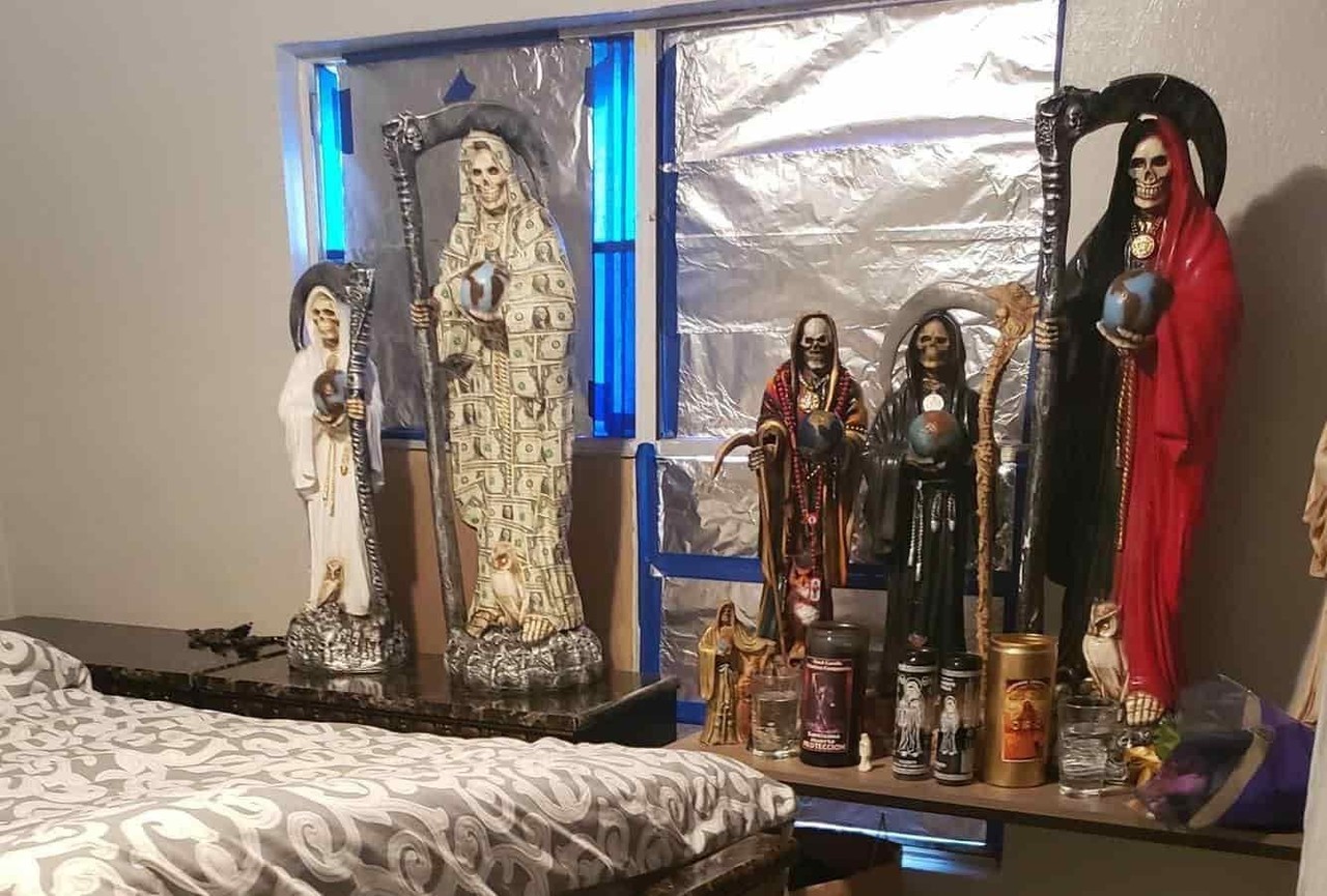Descubren altar a la Santa Muerte en redada contra ilegales en Laredo