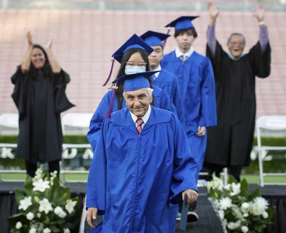 Por adeudo, abuelito recibe diploma de secundaria 60 años después