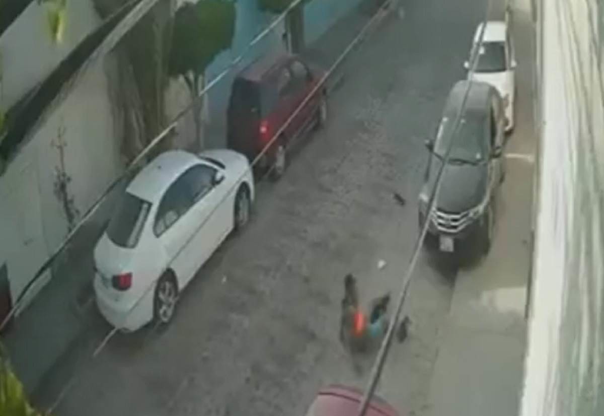 VIDEO: Atropellan y dan paliza a ladrón de autopartes en Querétaro