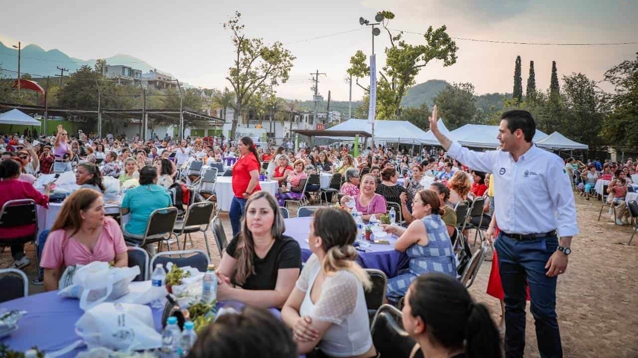Celebran a las mamás de Santiago, Nuevo León