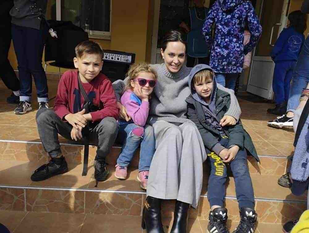 Angelina Jolie visita a personas refugiadas en Leópolis, Ucrania