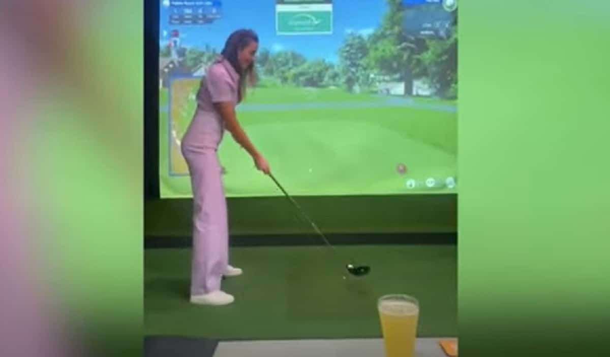 Mujer se cae al jugar golf de realidad virtual en su primera cita