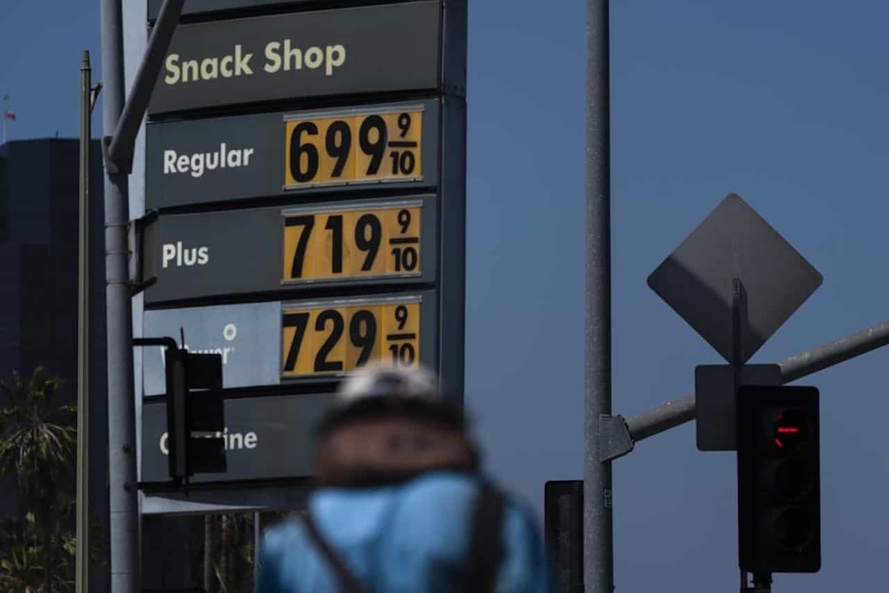 Precio promedio de gasolina en EU supera los 5 dólares por galón