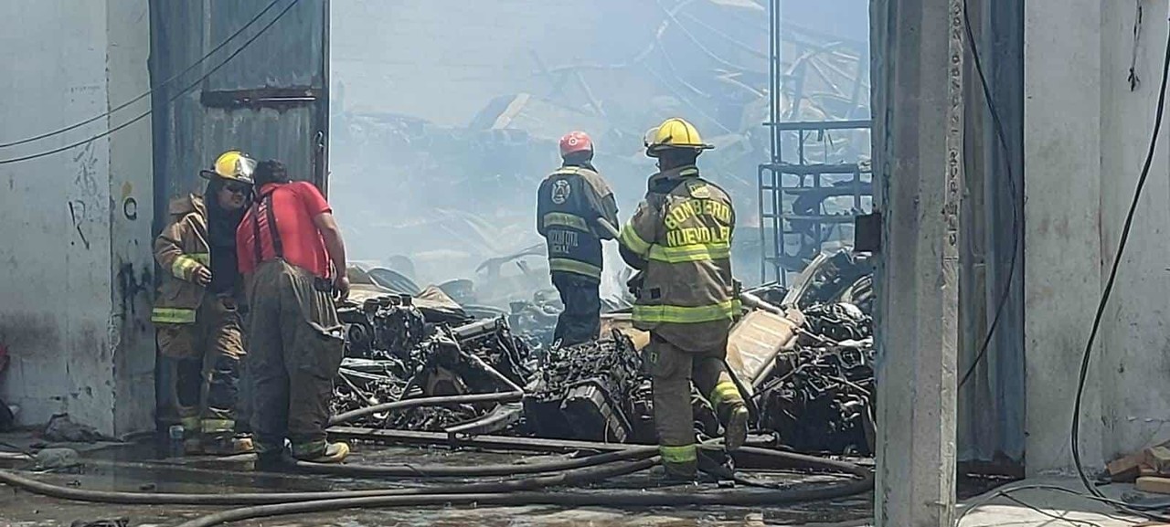Incendio consume en su totalidad negocio en el Mall del Yonke en Escobedo