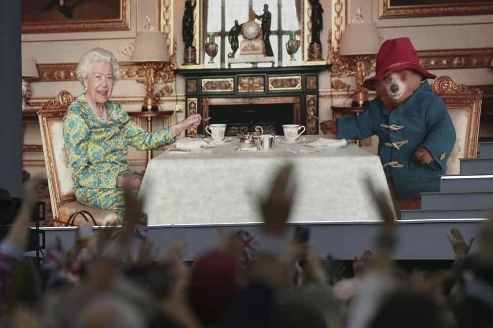 ¡Qué elegancia! Reina Isabel II pasa la hora de té con el oso Paddington