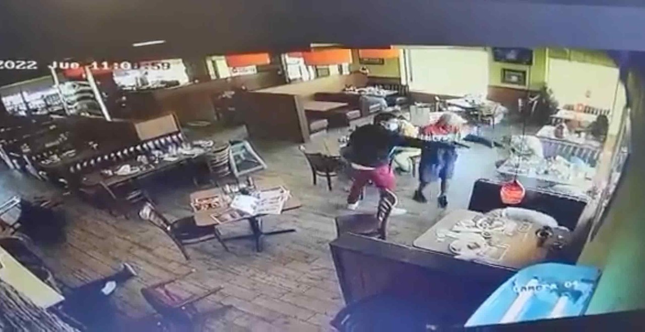 Comando irrumpe en restaurante de Ciudad Juárez y mata a cuatro personas