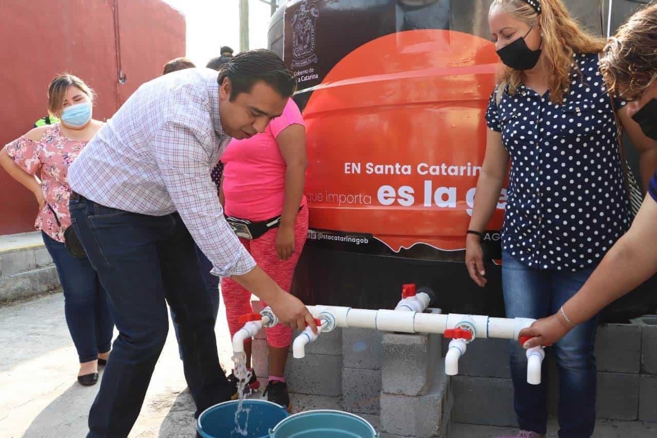 Instala Santa Catarina mega tanques de agua en escuelas