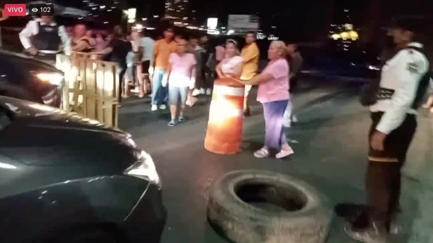 Bloquean avenida Lázaro Cárdenas ante falta de agua
