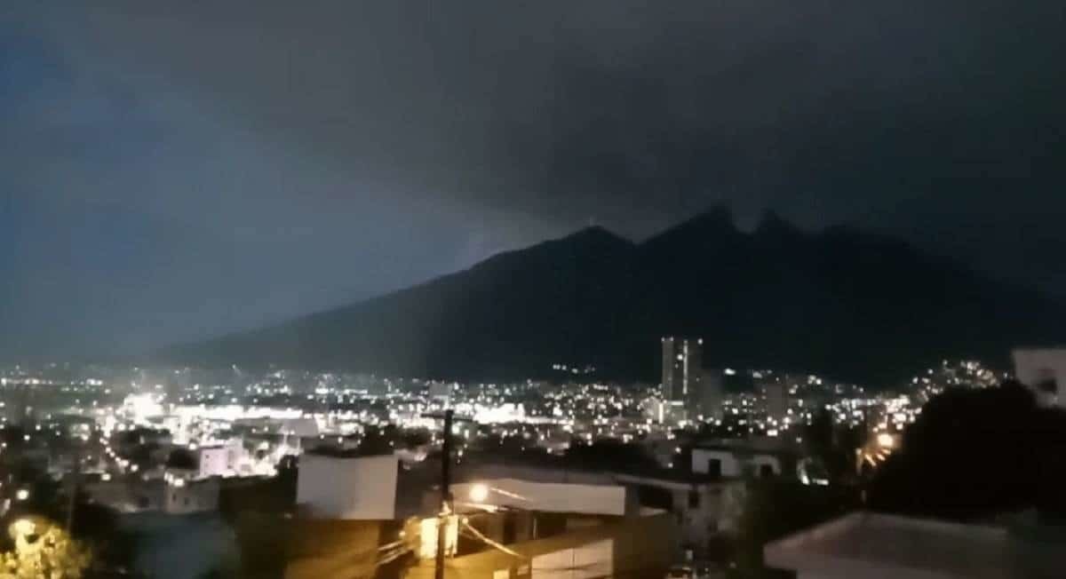 Cae fuerte lluvia al sur de Monterrey