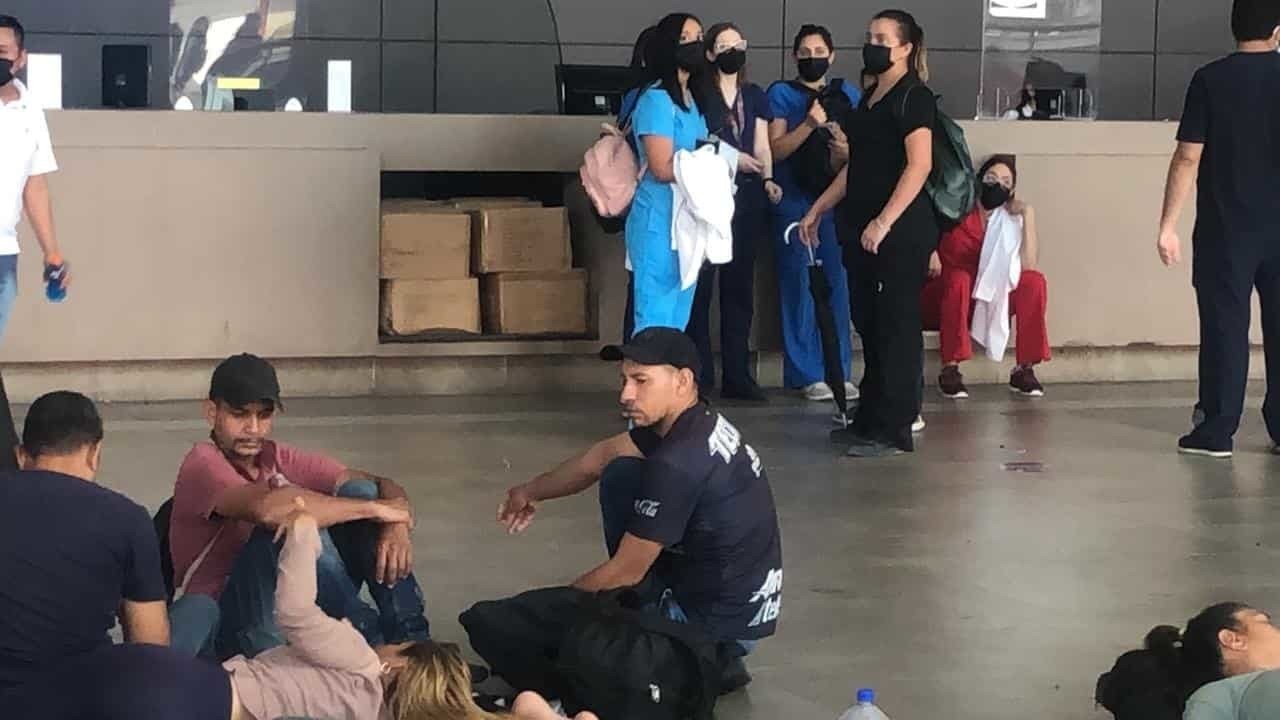 Migrantes reciben asistencia de brigada médica en Central de Autobuses