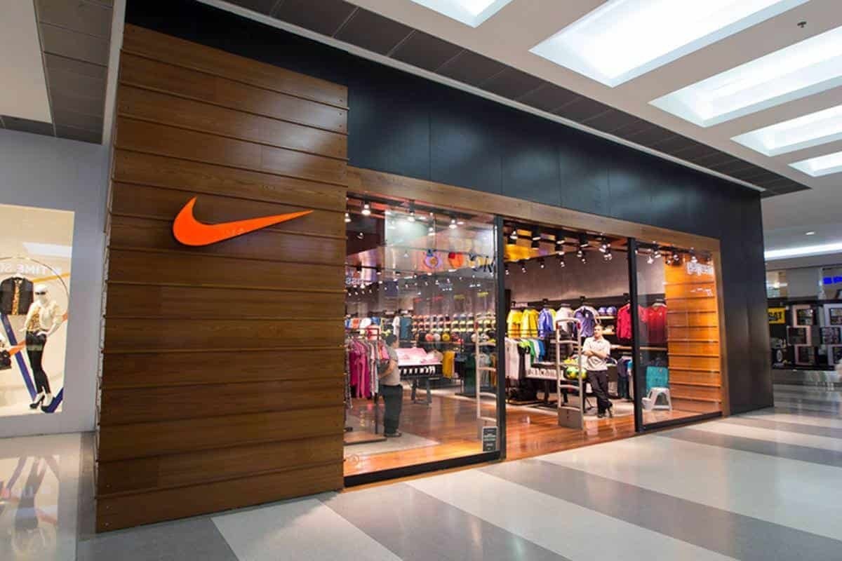 Anuncia Nike su salida de Rusia; reducirá actividad en los próximos meses