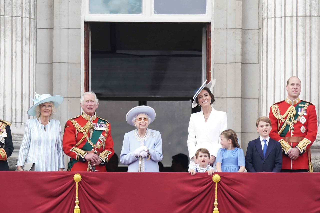 Celebra reina Isabel II su Jubileo de Platino