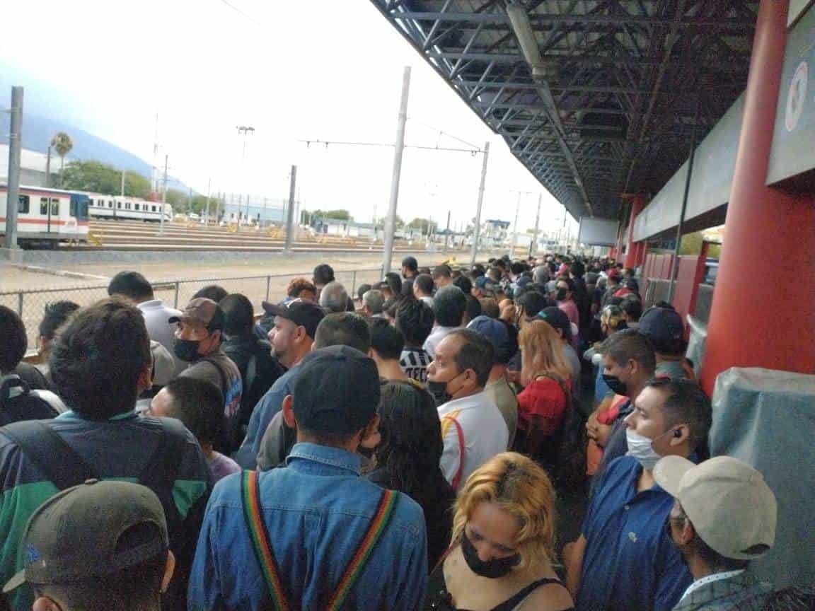 Vuelven fallas en el Metro; usuarios llegan tarde a sus destinos