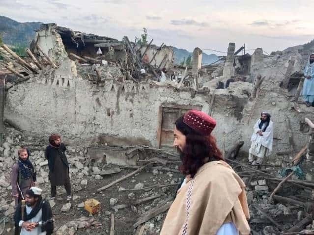 Sismo en Afganistán deja mil personas muertas y 1,500 heridas