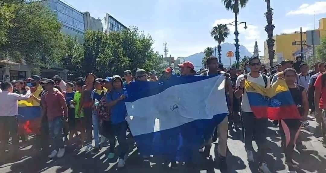 Migrantes se cosen la boca y marchan por Monterrey en protesta