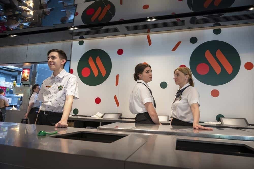 Abre sucesor ruso de McDonald’s primer restaurante en Moscú