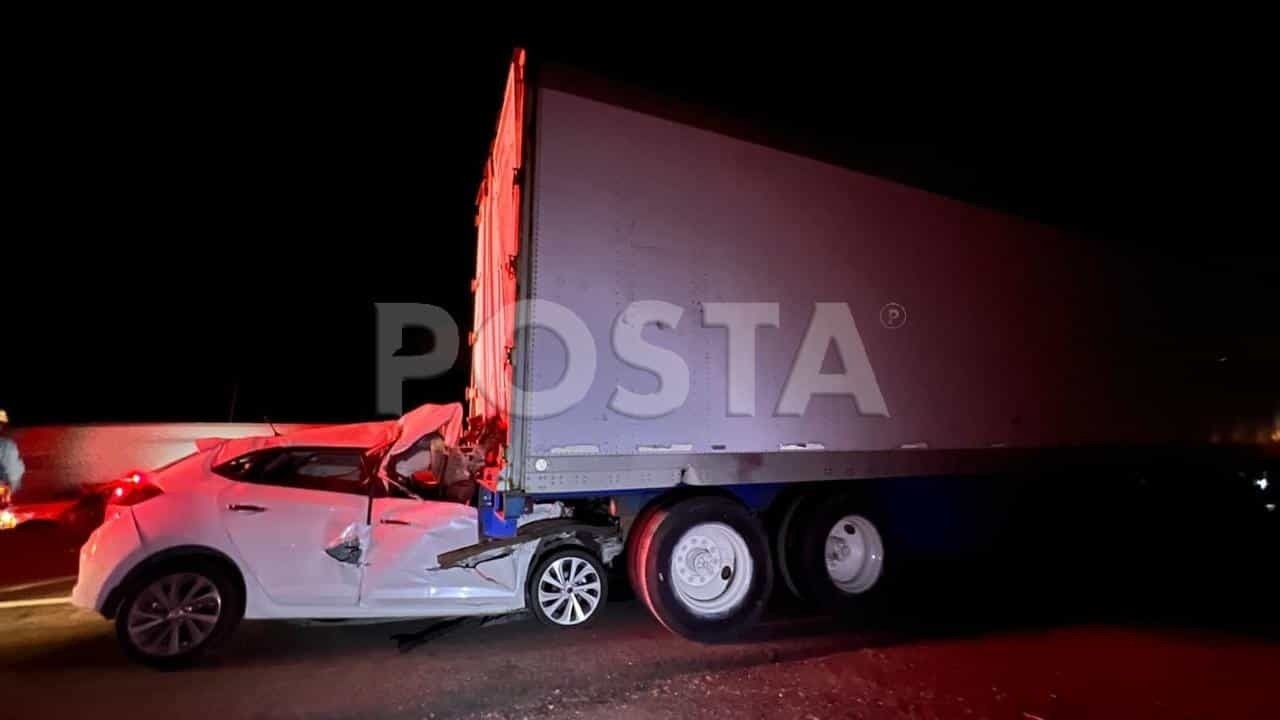 Muere conductor tras chocar contra tráiler en Santa Catarina