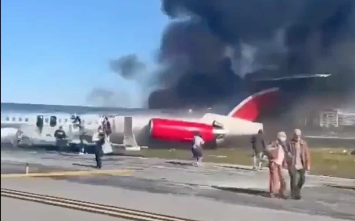 Avión se incendia al aterrizar en Miami; hay tres heridos