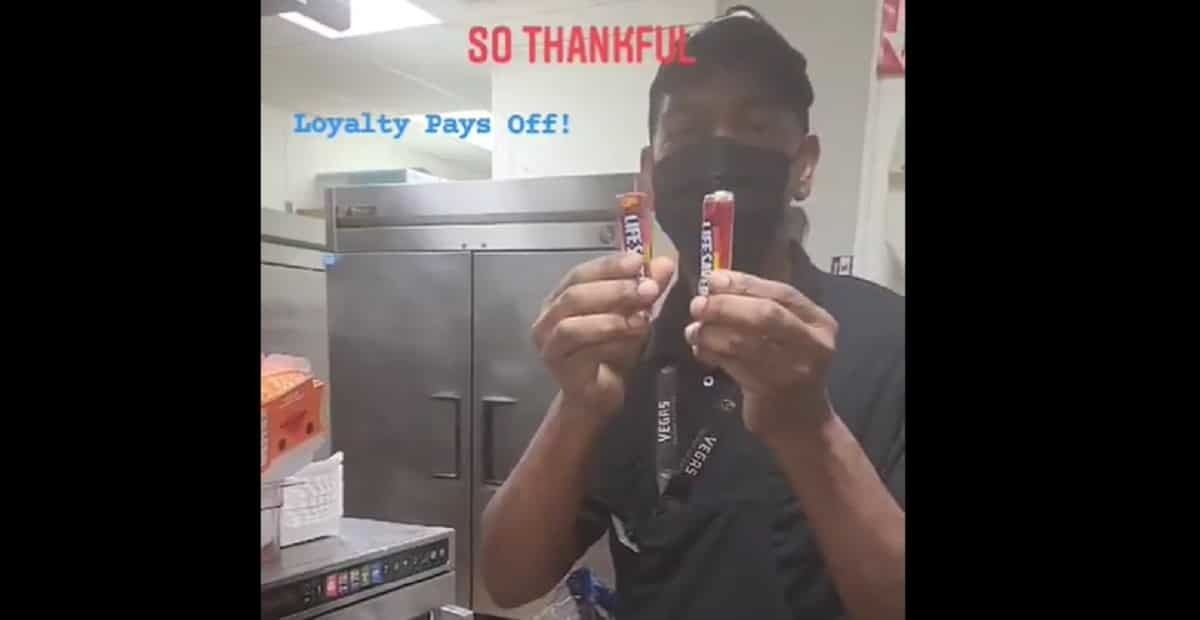Renuncia hombre a Burger King tras 27 años de trabajo; le pagan con dulces