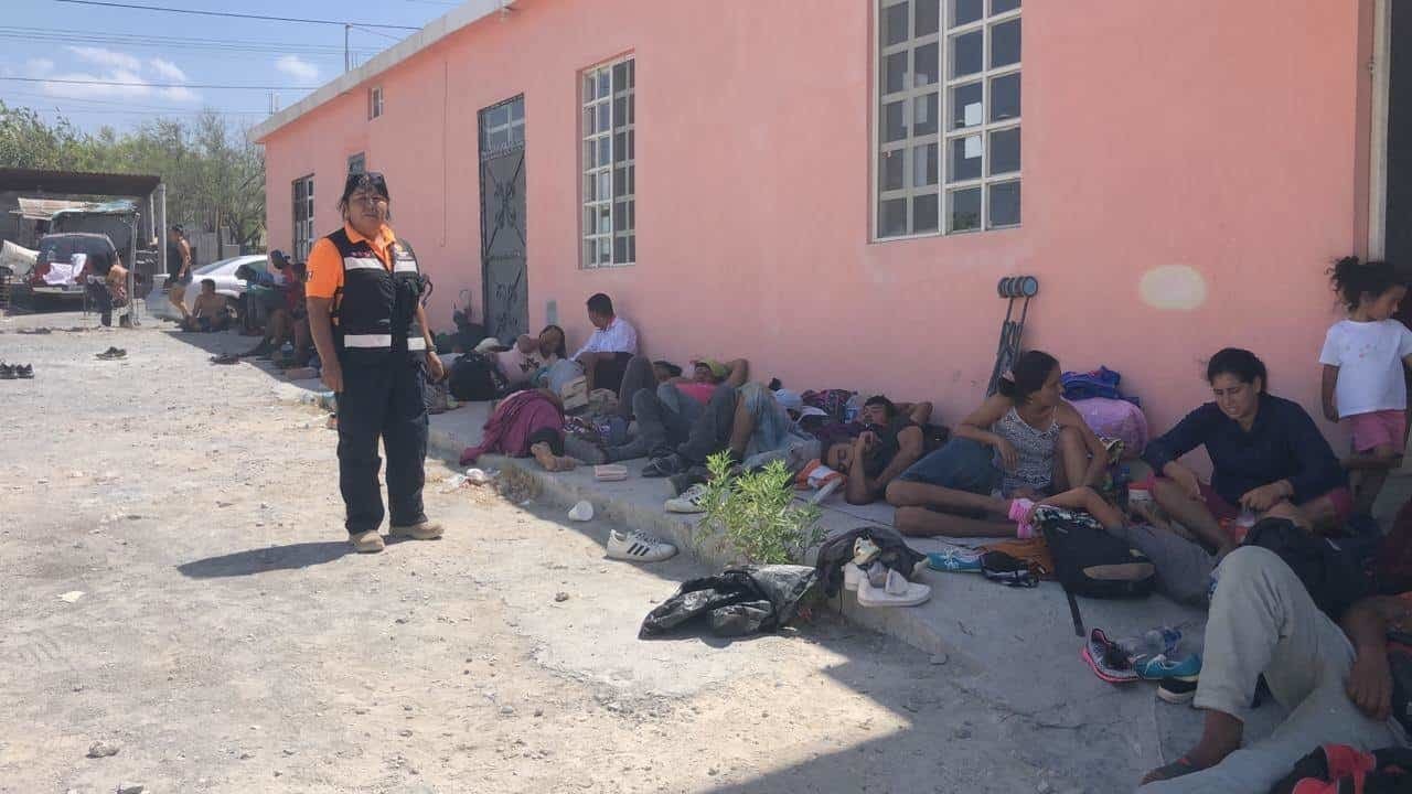 Grupo de migrantes llegan a descansar a Mina, Nuevo León